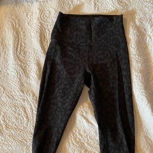 Lululemon WunderTrain leggings 25” size 4